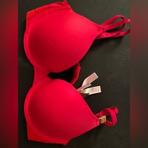 34 B new/ Victoria’s Secret Bra. With tags on it